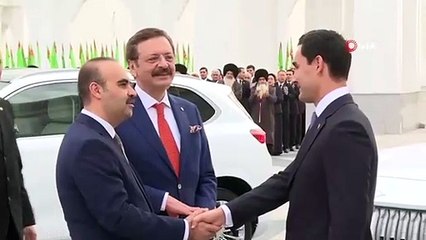 Bienvenue intéressante à la voiture domestique Togg au Turkménistan! Ils l'ont saupoudré de farine et y ont brûlé de l'encens.