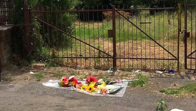 Omicidio a Primavalle, fiori sul luogo del ritrovamento del corpo di Michelle Causo