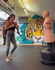 Elisabetta Canalis fa kickboxing