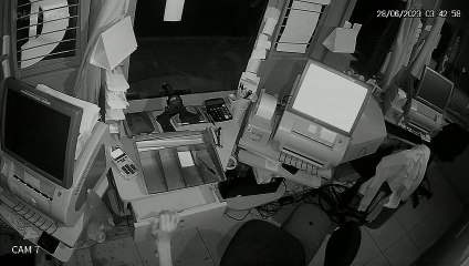 Homem faz buraco na parede e arromba lotérica