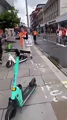 "Tomem lá". Homem despeja leite em cima de manifestantes em Londres