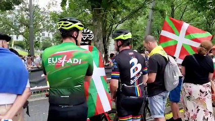 Miles de aficionados arropan a los ciclistas que iniciarán el sábado en Bilbao la primera de las tres etapas que recorrerán Euskadi.