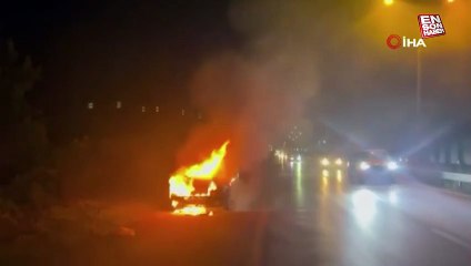 Sakarya'da bir kişi otomobilinin yanışını çaresizce izleyip kayıt altına aldı