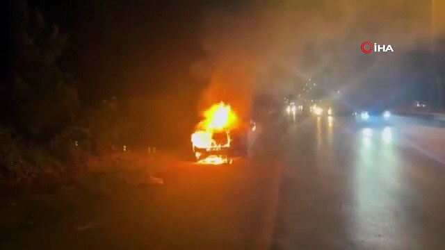 Il a regardé, impuissant, sa voiture brûler, enregistrant ces moments seconde par seconde.