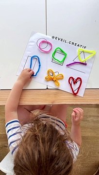 « Formes et fils chenille » Une activite tres simple pour travailler les fomes et les couleurs. Il suffit de faire des formes avec les fils chenille et les reproduirent sur une feuille. L’enfant n’a plus qu’a les reconnaître. Qu’en pensez vous ?