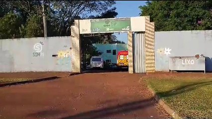 Homem é atendido após sofrer lesão em jogo de futebol no Brasmadeira