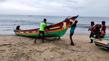 How boats are placing in sea, villagers are lifting boats, how boats are carrying to sea,Andhrapradesh sea life, #sea #boats