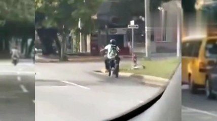 Motociclista hondureño captado manejando en zip zap