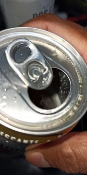 una rica y deliciosa lata bien fria de cerveza helada especial para la calor de verano y enviando saludos a toda la comanchada