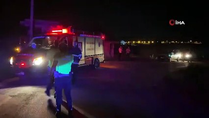 La voiture, qui n'a pas pu prendre le virage, a percuté le mur et s'est arrêtée.
