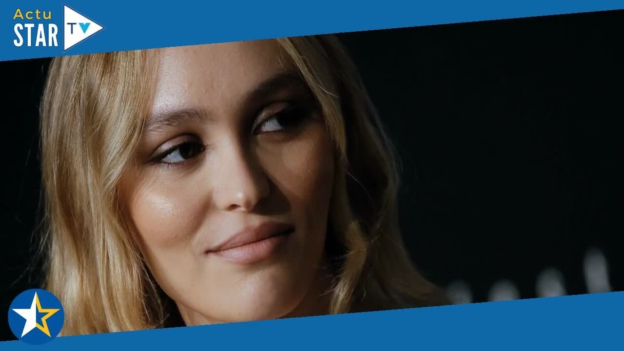 Lily-Rose Depp en robe ouverte, paillettes et recouverte d'argent : ces photos en compagnie d’une au