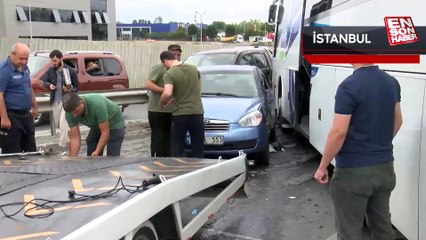 Arnavutköy'de yolcu otobüsünün araçlara çarptığı kaza kamerada