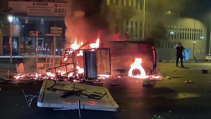 Télécharger la video: Cientos de detenidos en tercera noche de disturbios en Francia por joven baleado