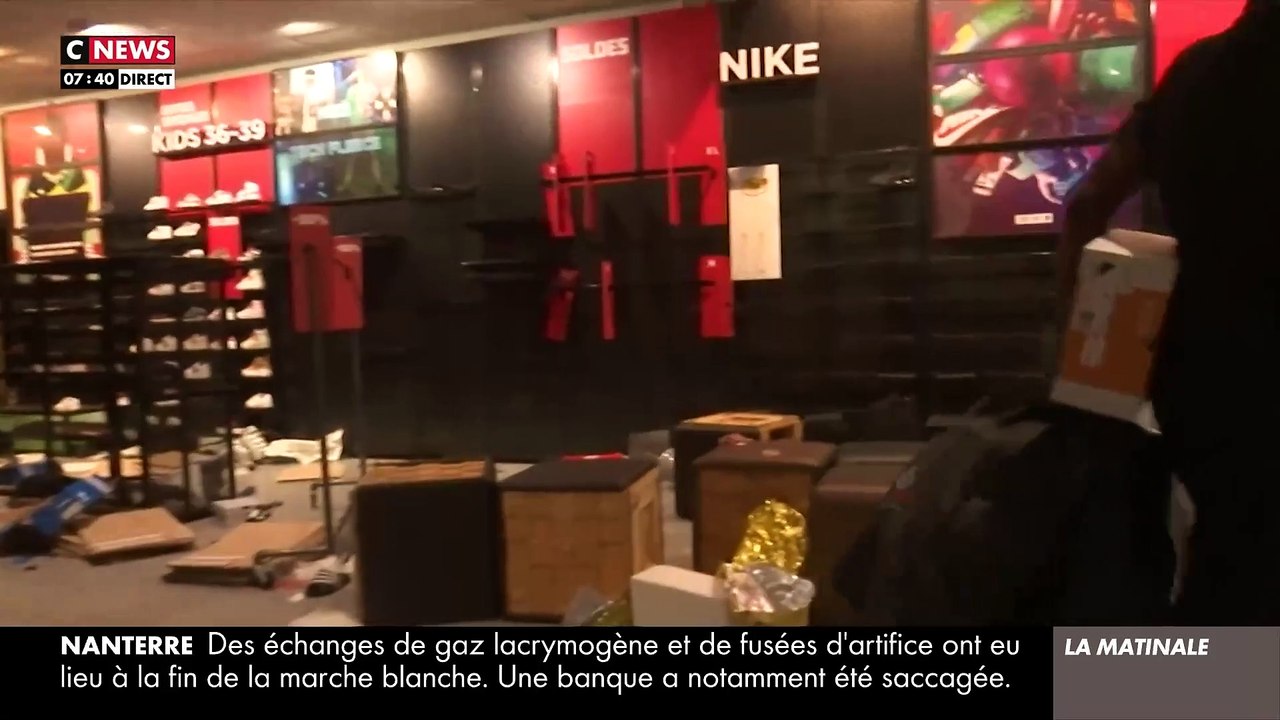 Scène surréaliste en direct sur Cnews quand un homme en train de piller un "Foot Lockers" se fait arrêter devant  les caméras et semble surpris par son interpellation !