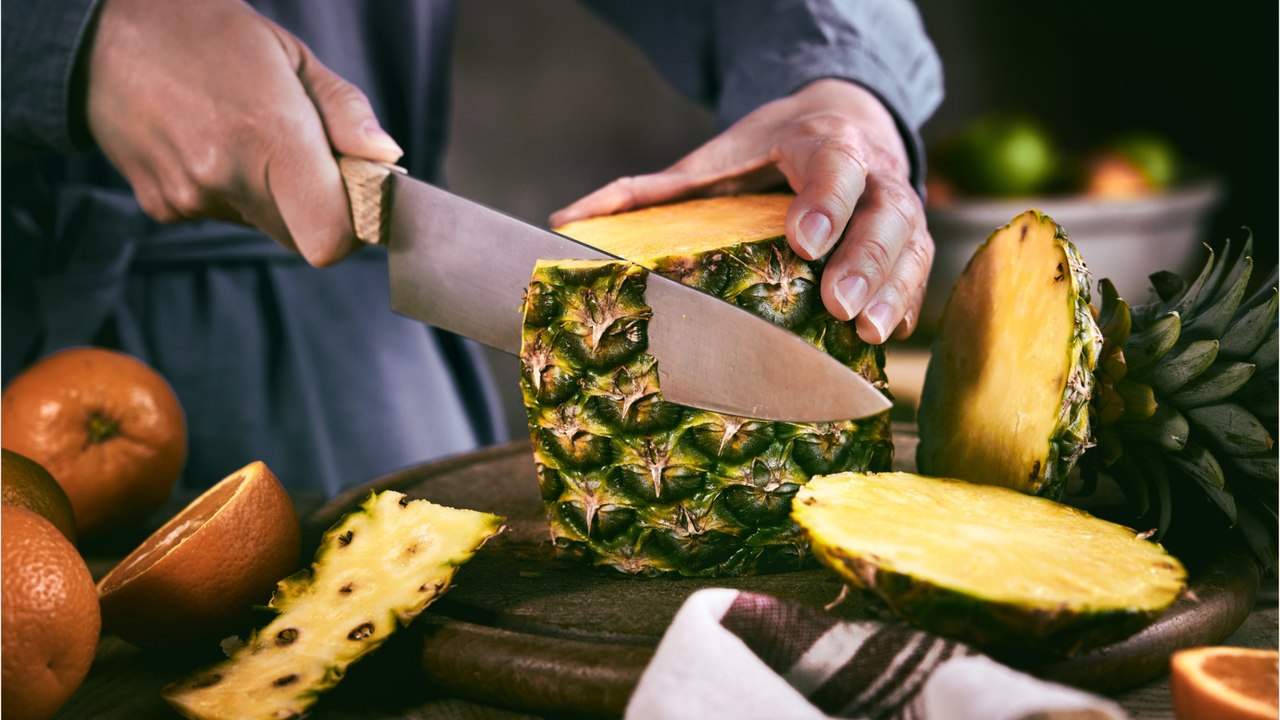 Ananas schälen: so geht kein leckeres fruchtfleisch verloren