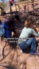 ¡Conmovedor! Maestra de escuela rural lleva pizza a sus alumnos para que la prueben por primera vez