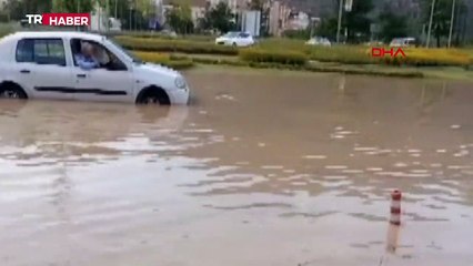 Amasya'da sağanak sele döndü: Mahsur kalan aileyi ekipler kurtardı