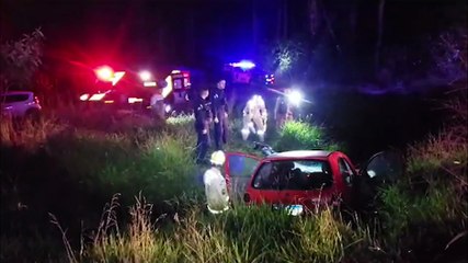 Video herunterladen: Quatro jovens ficam feridos após capotar carro furtado durante fuga na BR-486