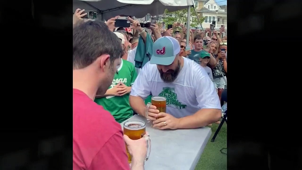Jason Kelce Chugs Huge Glass Of Beer In less Than Six Seconds At Philadelphia Eagles Fundraiser