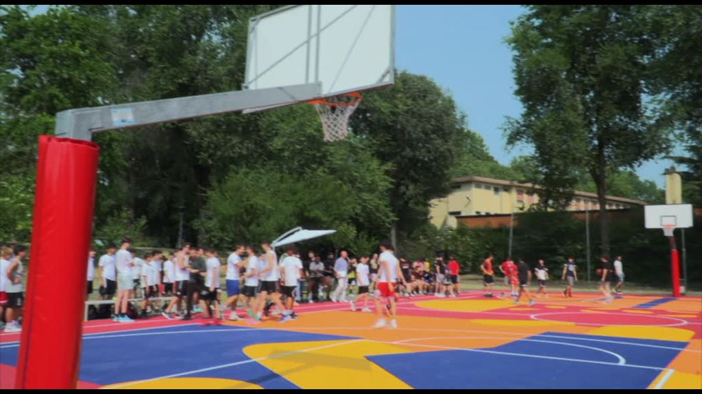 Video Milano, Kellogg Italia inaugura un campo da basket a QT8