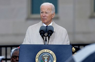 Télécharger la video: Joe Biden macht einen großen Fehler, wenn er sagt, dass Wladimir Putin „den Krieg im Irak“ verliere