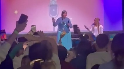 Heartwarming Moment as Crowd Cheers for Inspiring Student Singer 🎶