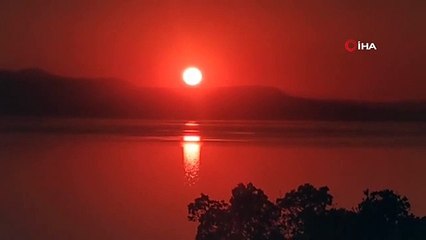 Vue unique sur le coucher de soleil sur le lac de Van