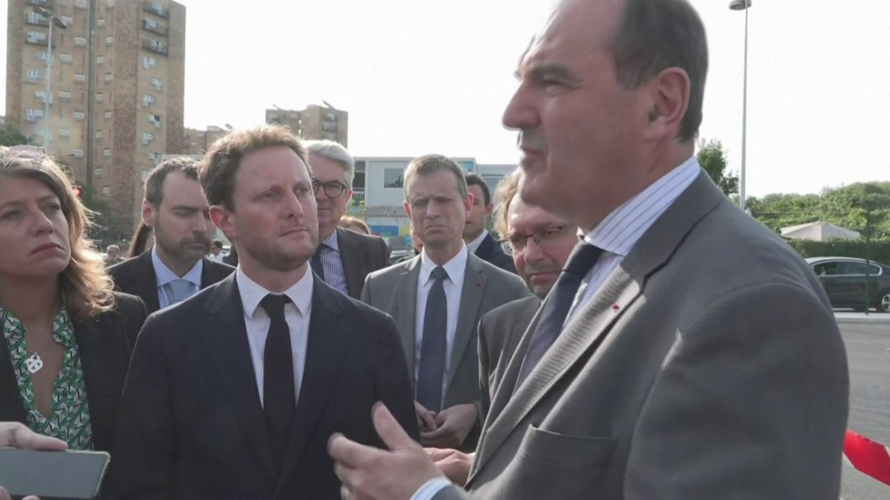 Jean Castex à Aubervilliers: "Les bus qui ont brûlé derrière nous, ils servent tous les jours aux habitants des banlieues"