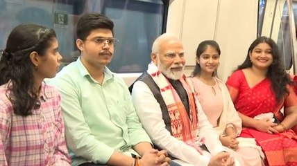 দিল্লির মেট্রোয় পড়ুয়াদের সঙ্গে আড্ডায় মশগুল নরেন্দ্র মোদী!