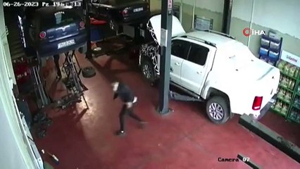 Kamyonetten indirilirken firar etti.. Boğanın kaçışı film sahnelerini aratmadı