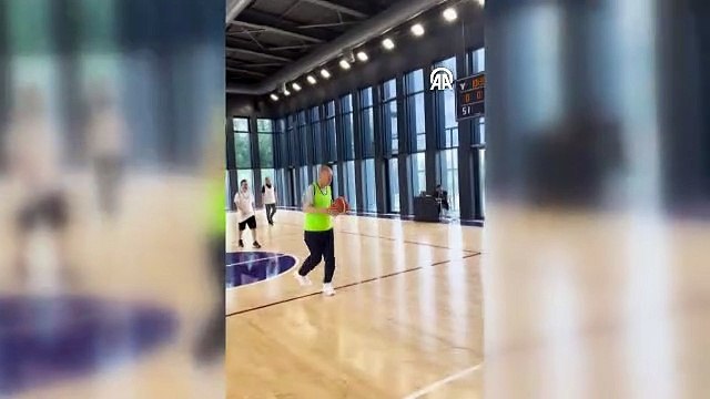 AK Parti Bursa Milletvekili Varank, Cumhurbaşkanı Erdoğan basketbol oynarken çektiği görüntüleri paylaştı