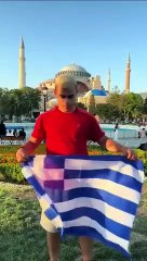 Ayasofya önünde çirkin provokasyon! Türk sosyal medya kullanıcıları anında cevabı yapıştırdı