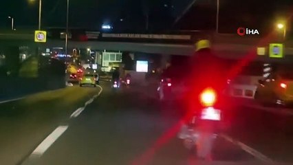 Motosikletli grubun tehlikeli yolculuğu kamerada: Seyir halindeyken yanındakine tekme attı
