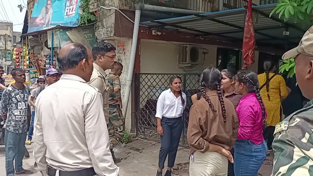 A dozen girls and women suddenly started threatening the passers