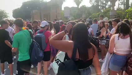 Ragazzi verso il prato del Foro Italico già di buon mattino