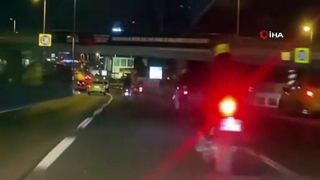Balade dangereuse d'un groupe de motos devant la caméra： Il a donné un coup de pied à son voisin en conduisant