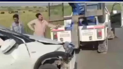 भीषण हादसा: बेलगाम ट्रक ने कार को मारी टक्कर,उड़े परखच्चे,देखें Video