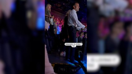 Fransa sokakları savaş alanına dönerken, Emmanuel Macron, eşi ile konsere gitti