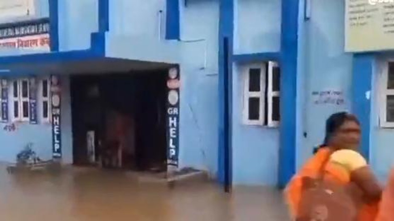 रोहतास: मानसून की पहली बारिश में सदर अस्पताल की खुली पोल, पूरा परिसर जलमग्न
