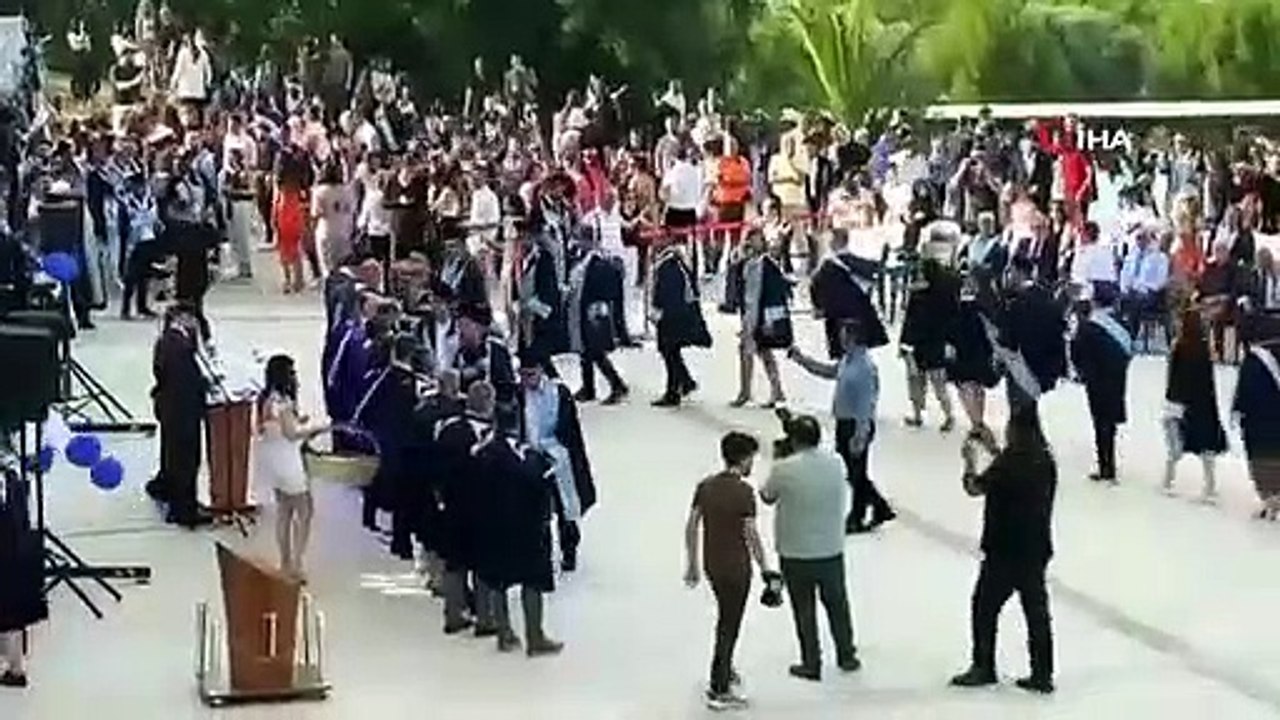 Diplôme universitaire de 4 ans en 2,5 ans, plafonné à l'âge de 56 ans