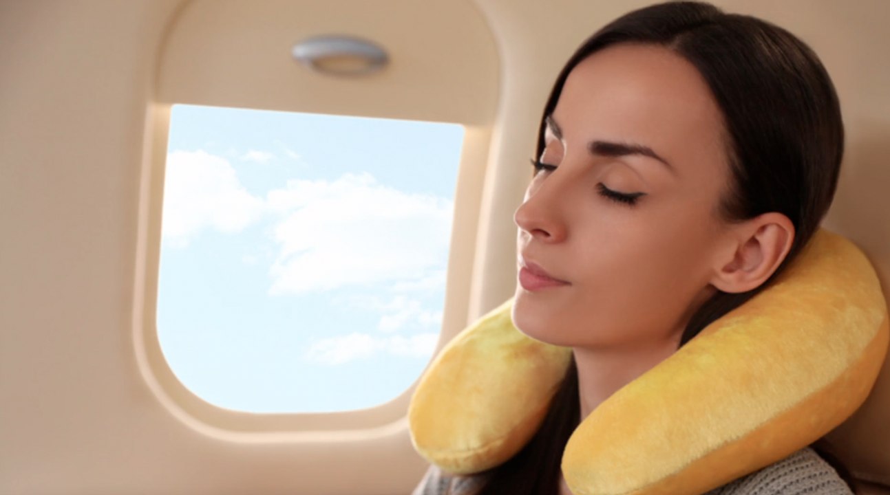 So wichtig ist ein Reisekissen bei Langstreckenflügen