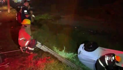 Vuelca camioneta al interior de un canal de aguas negras