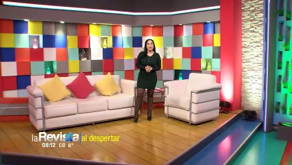 Con palas, vasos y baldes, comunarios intentar sacar el aceite que cayó sobre la laguna Corani
