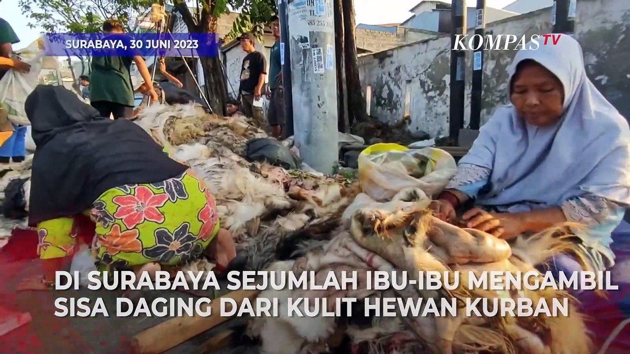 Berkah Iduladha, Warga Ambil Sisa Daging dari Pengepul Kulit Hewan Kurban