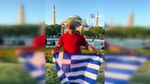 Ayasofya önünde Yunan bayrağı açarak provokasyon yaptı: Türkiye'ye giremeyecek