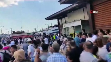 Eminönü'nde 'yolcu kapma' kavgası kamerada: Polis havaya ateş açtı