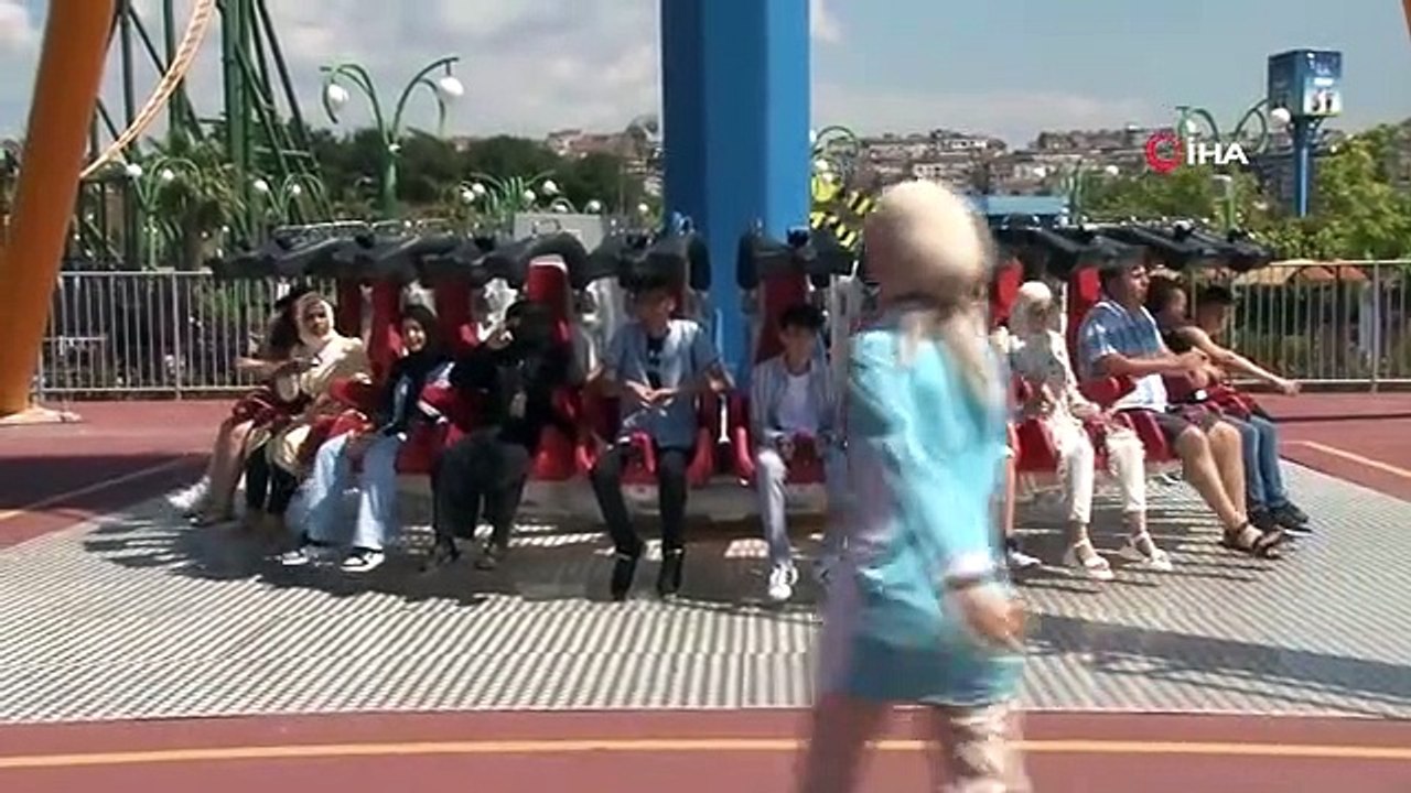 Bayram harçlıklarını toplayan çocuklar soluğu eğlence parkında aldı