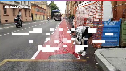 Ciclabile rossa di via Saragozza: già rovinata dopo meno di un giorno