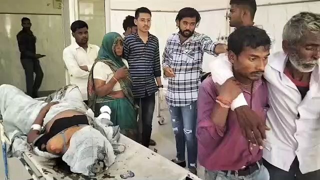 गाय को बचाने के चक्कर में पलटी पिकअप, दो की मौत