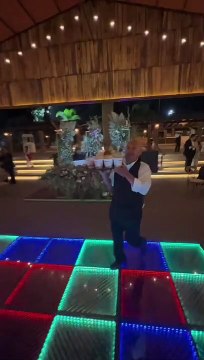 Recién casados dan sopas instantáneas en su boda